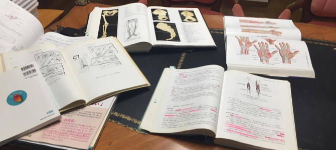 机の上には解剖書 机の上には解剖書